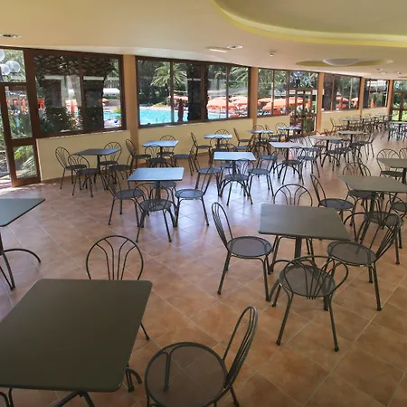 מלון Oasis 4*